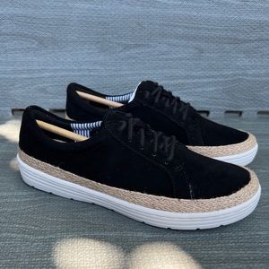 Women’s sneakers size 6.5